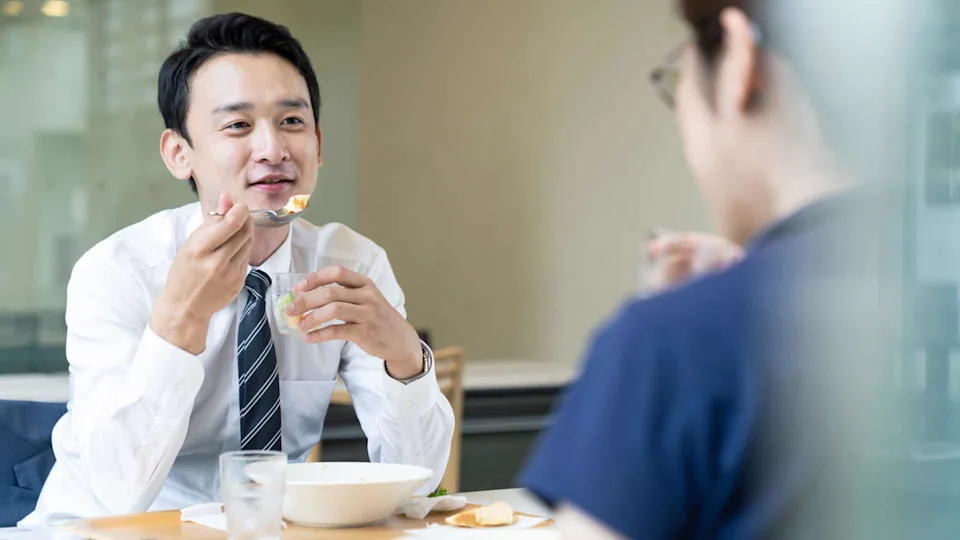 men eat lunch at work