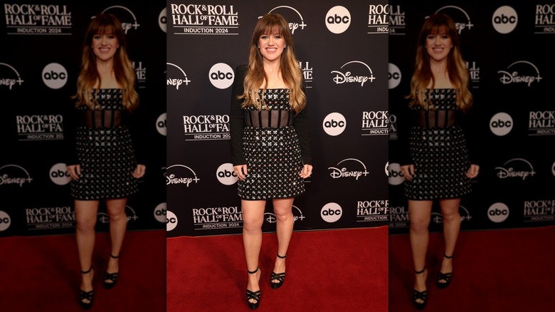 Kelly Clarkson in a sparkly black minidress on the red carpet