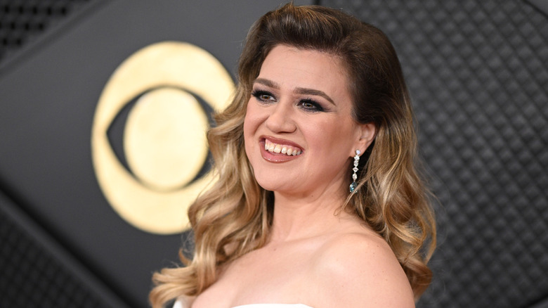 Close Kelly Clarkson at the Grammys in 2024
