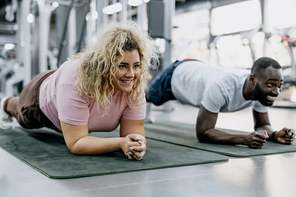 Two friends engaged in planking (Getty/iStock)