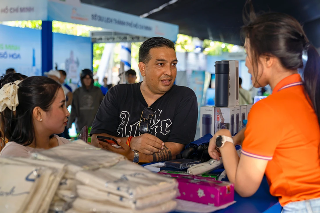 Int'l visitors accept familiar QR payment apps at Vietnam's Digital Finance Festival 2026 - Image 1.