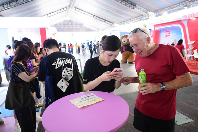 Int'l visitors accept familiar QR payment apps at Vietnam's Digital Finance Festival 2026 - Image 2
