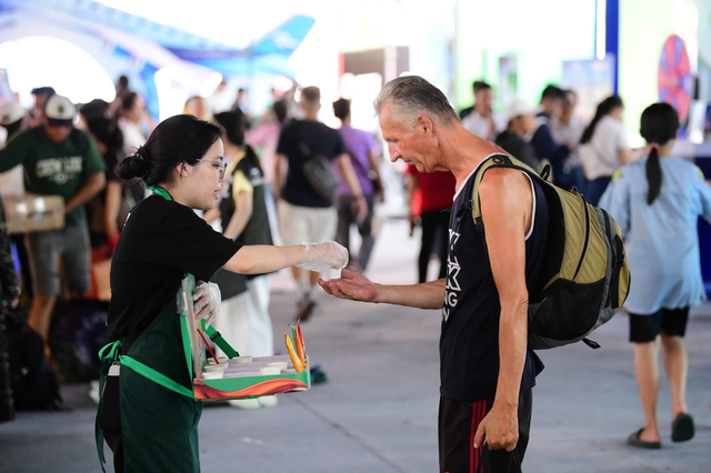 Int'l visitors accept familiar QR payment apps at Vietnam's Digital Finance Festival 2026 - Image 4