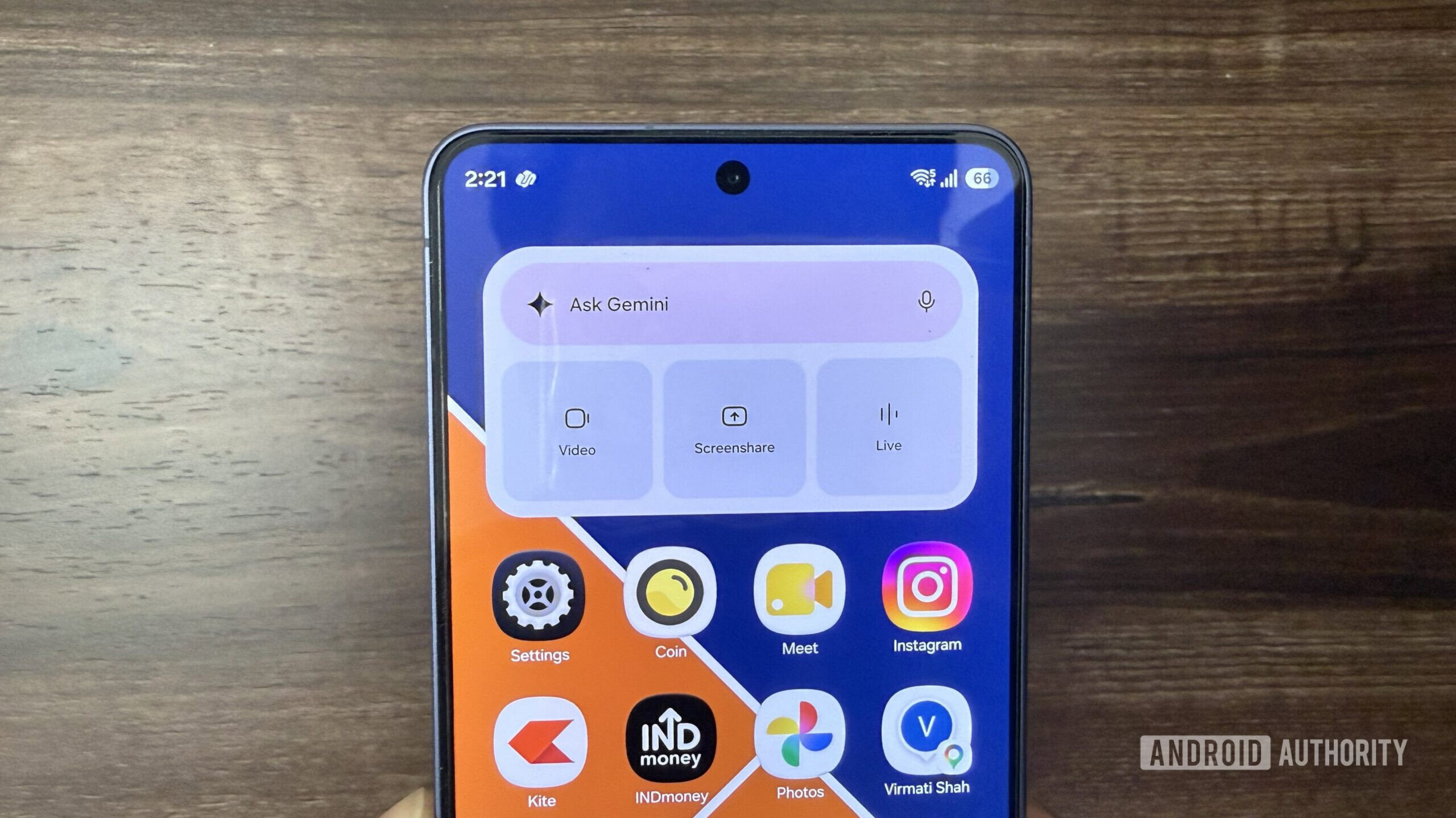 A Gemini widget with some app icons on the S26 home screen