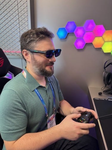 xreal rog r1 gaming with gaming glasses