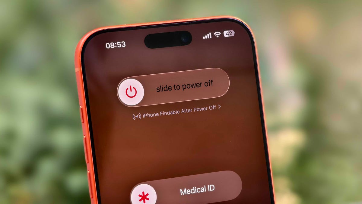 Screenshots showing how to enable Find My Network and Send Last Location on iPhone