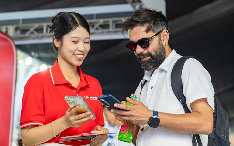 International visitors embrace the familiar QR payment app at Vietnam's Digital Finance Day 2026.