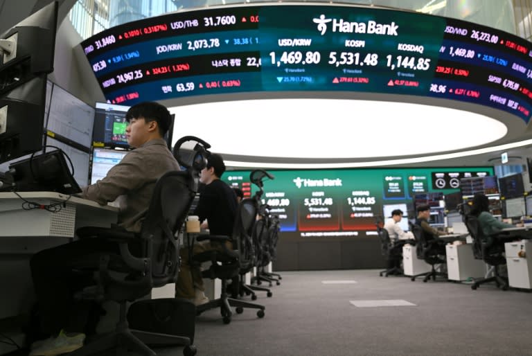 South Korean shares suffered heavy losses across Asia following a sell-off on Wall Street (Jung Yeon-je).